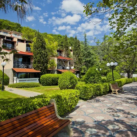 Здравен курорт Villas Elenite 3*